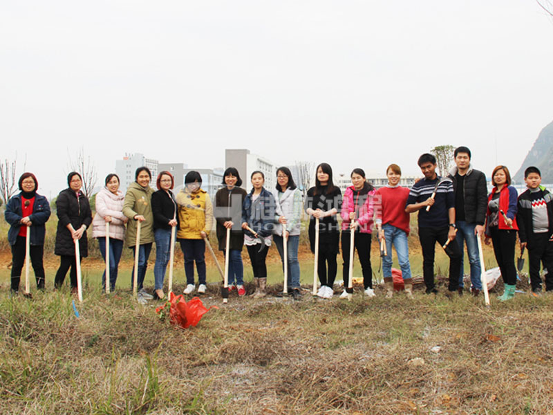 磨粉机厂家注重环保绿化，提倡环保，生产环保型磨粉设备，图为桂林LETOU乐投磨粉机员工植树节进行植物活动。